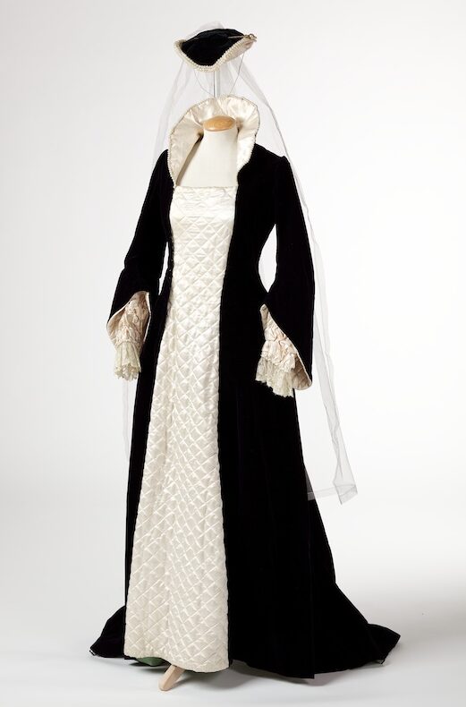 Mary, Queen of Scots costume